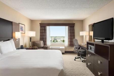 DoubleTree by Hilton Airport - 37