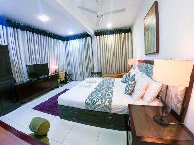 Romance Hills - 38