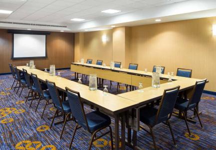 Courtyard by Marriott Houston Galleria - 17