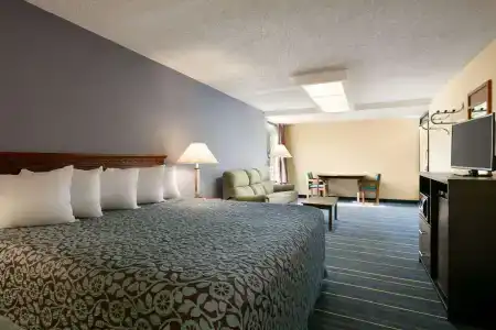 Days Inn by Wyndham/Central - 6