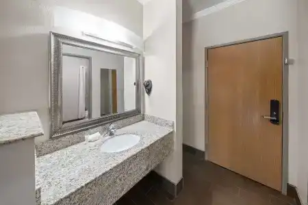 Super 8 by Wyndham San Antonio/Alamodome Area - 9
