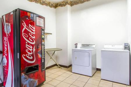 Econo Inn and Suites - 9