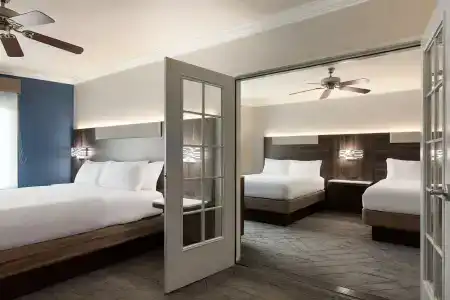 Holiday Inn Express & Suites Central - 3