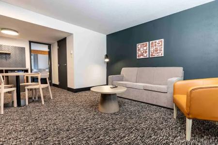Days Inn & Suites by Wyndham - 47