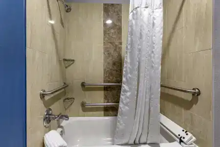 Comfort Suites Austin Airport - 8