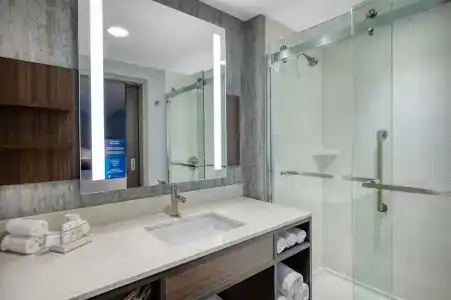 Hilton Garden Inn Boston Logan Airport - 8