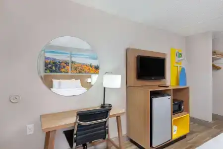 Days Inn by Wyndham North - 14