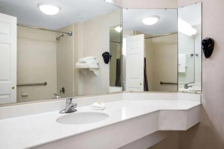 La Quinta by Wyndham Austin Southwest - 47