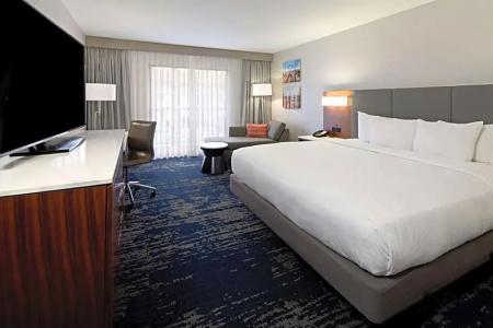 DoubleTree by Hilton - 32