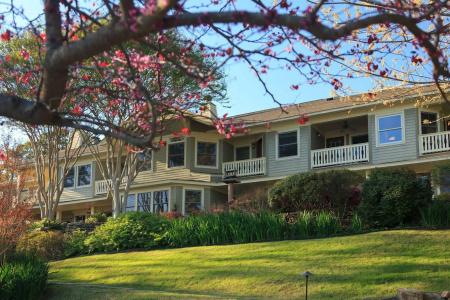 Lookout Point Lakeside Inn - 0