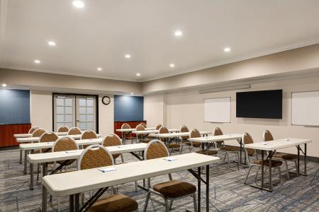 Holiday Inn Express & Suites Central - 31