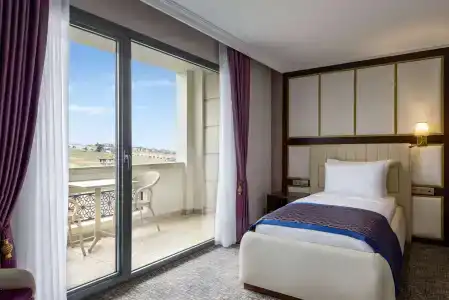 Ramada Plaza By Wyndham - 2