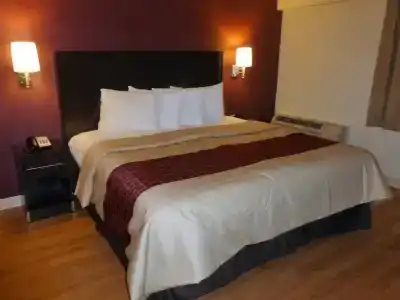 Red Roof Inn Airport - 4