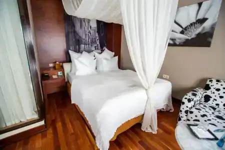 Grand Boutique - 13