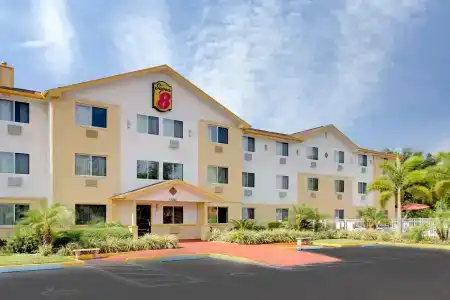 Super 8 by Wyndham/St. Petersburg Airport - 9