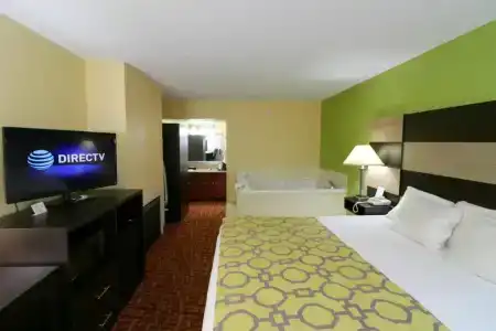 Baymont by Wyndham Pigeon Forge - 25