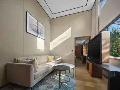 Hilton Garden Inn West Lake - 29
