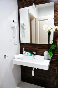 Golden City & Spa - 8