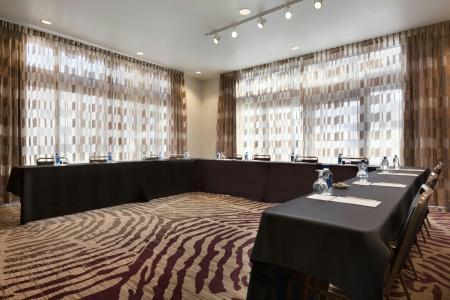 DoubleTree by Hilton Airport - 24