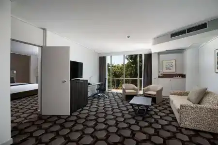 Rydges - 55