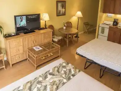 Tropical Studios At Marine Surf Waikiki - Free Parking - Best Location - Full Kitchen - Swimming Pool - 55
