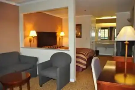 Executive Inn & Suites - 6