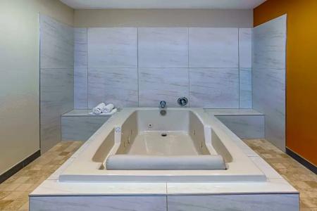 Ramada by Wyndham Culver City - 33