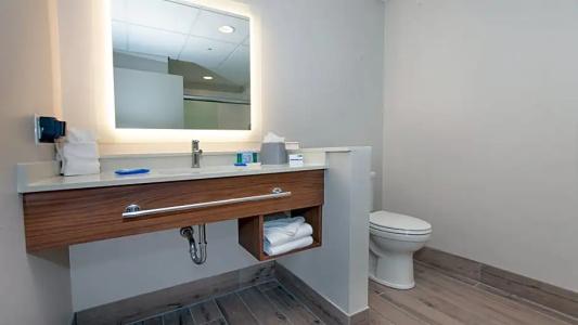 Holiday Inn Express & Suites Beach Beachfront by IHG - 105