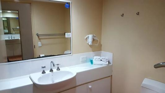 Outrigger Burleigh - 46
