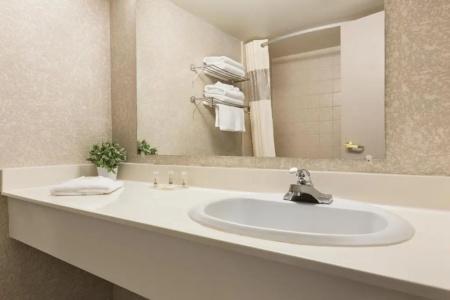 Days Inn by Wyndham Airport - 24