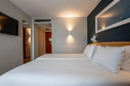 Travelodge Alicante Puerto - 48