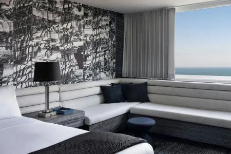 W Chicago - Lakeshore - 102