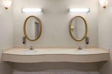 Days Inn & Suites by Wyndham - 9