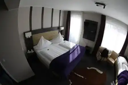 Famosa - 12