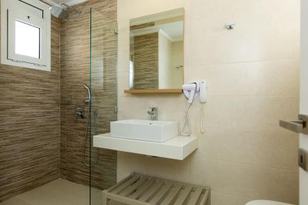 Trefon  and Family Suites - 105