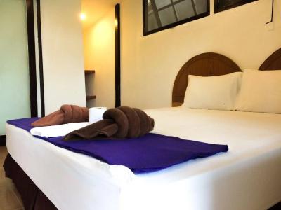 Phi Phi Cozy Seafront Resort - 1