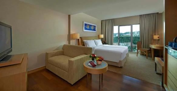 Royale Chulan The Curve - 50