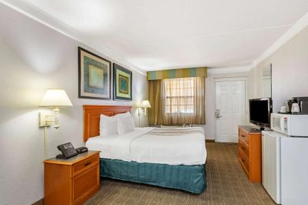 La Quinta Inn By Wyndham West - 3