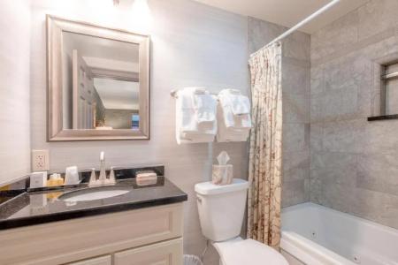 Red Coach Inn - 107