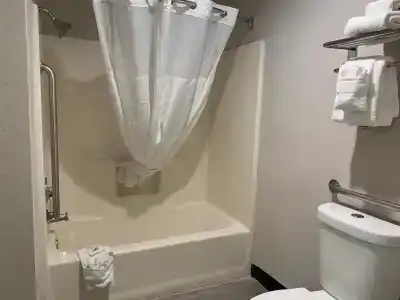 Quality Inn Airport East - 8