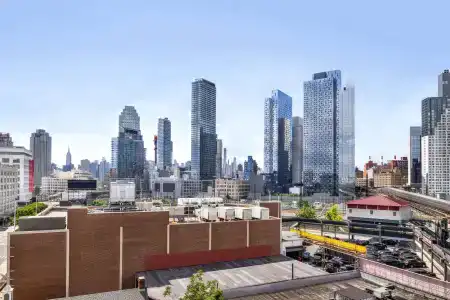Days Inn by Wyndham Long Island City - 9