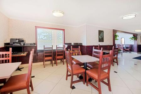 Ramada by Wyndham East - 14