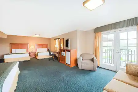 Ramada by Wyndham East - 2