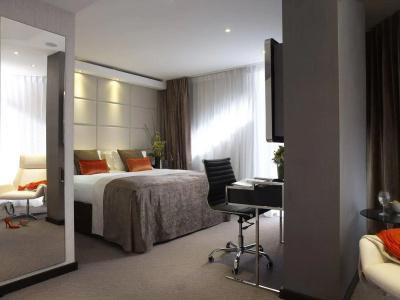 Montcalm East, Autograph Collection - 6