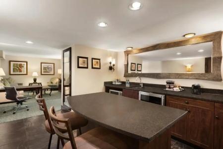 DoubleTree by Hilton Airport - 45