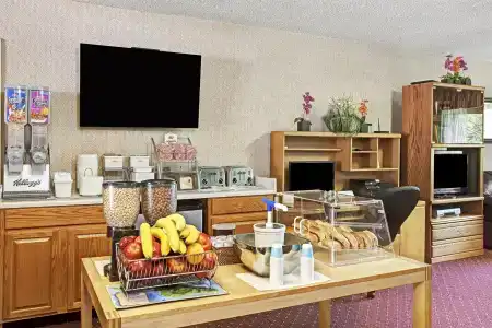 Super 8 by Wyndham - 4