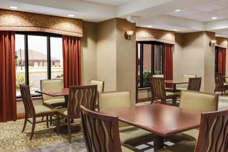 Hampton Inn - Hills - 7