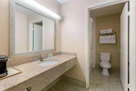 Quality Inn & Suites Oceanside Near Camp Pendleton - 46