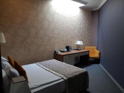 Square Inn - 12