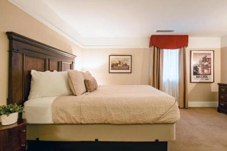 Red Coach Inn - 109